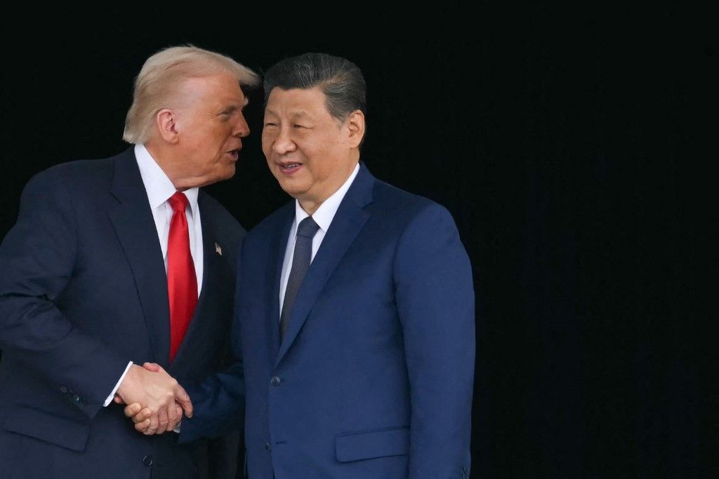 US President Donald Trump (L) and China's President Xi Jinping shake hands as they leave after their talks at the Gimhae Air Base, located next to the Gimhae International Airport in Busan on October 30, 2025. US President Donald Trump and China's leader Xi Jinping opened on October 30 their first face-to-face meeting in six years, seeking a truce to end a trade war that has roiled the world economy. (Photo by ANDREW CABALLERO-REYNOLDS / AFP)