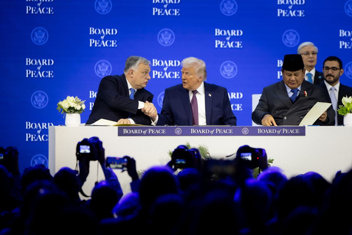 Davos, 2026. január 22.A Miniszterelnöki Kommunikációs Főosztály által közreadott képen Orbán Viktor miniszterelnök, Donald Trump amerikai elnök és Prabowo Subianto indonéz államfő (b-j) az amerikai elnök kezdeményezésére életre hívott Béketanács alapító okiratának aláírásán Davosban 2026. január 22-én.MTI/Miniszterelnöki Kommunikációs Főosztály/Fischer Zoltán