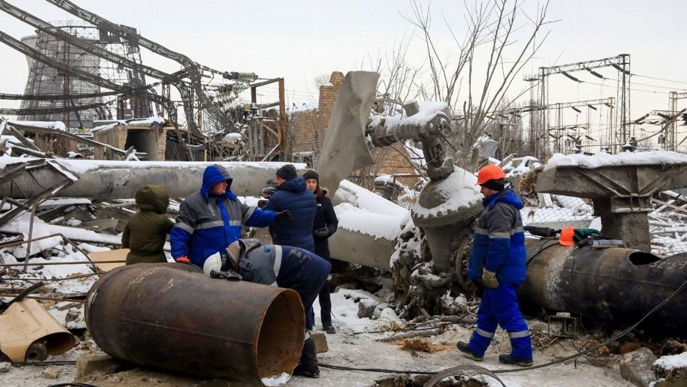 Fűtésrendszer helyreállításán dolgozó szakemberek Ukrajnában