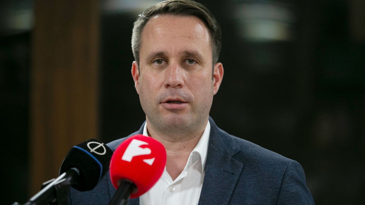 Soltvadkert, 2025. november 18.
Dömötör Csaba, a Fidesz európai parlamenti képviselője sajtótájékoztatót tart a kormánypártok országjárásának fóruma előtt Soltvadkerten 2025. november 18-án.
MTI/Bús Csaba