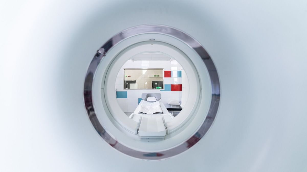 Háromfejű magyar óriás vizsgálja a betegeket