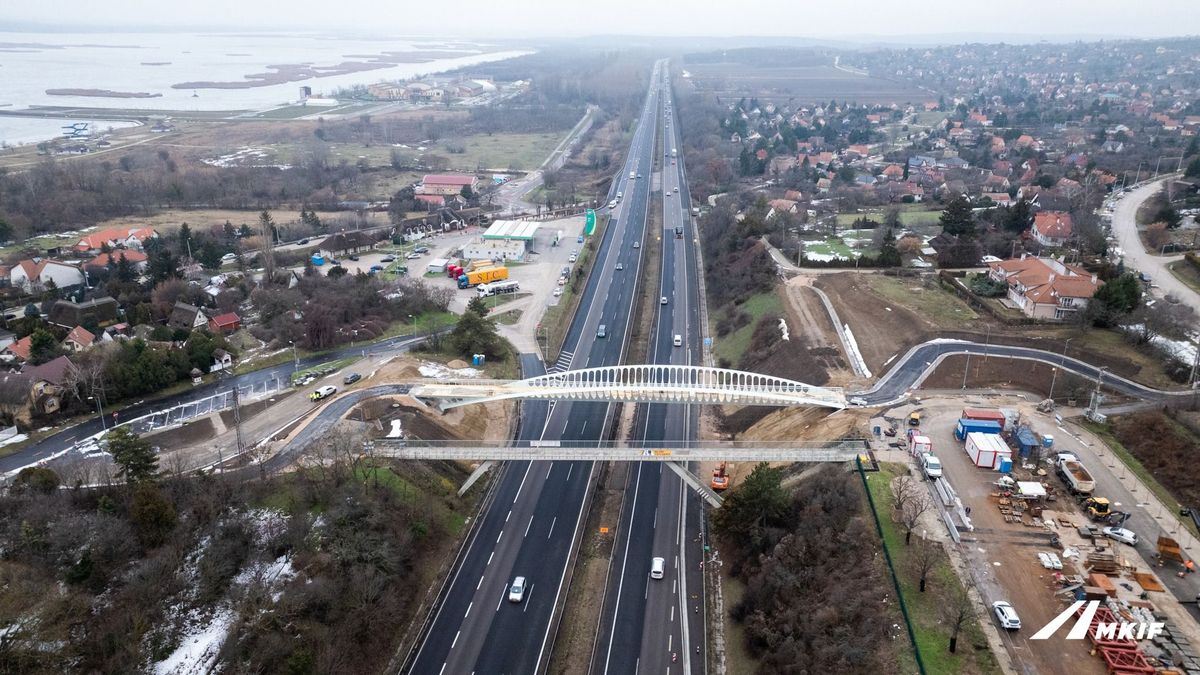 Látványos fotók érkeztek: célegyenesben az új gyalogos és kerékpáros híd építése