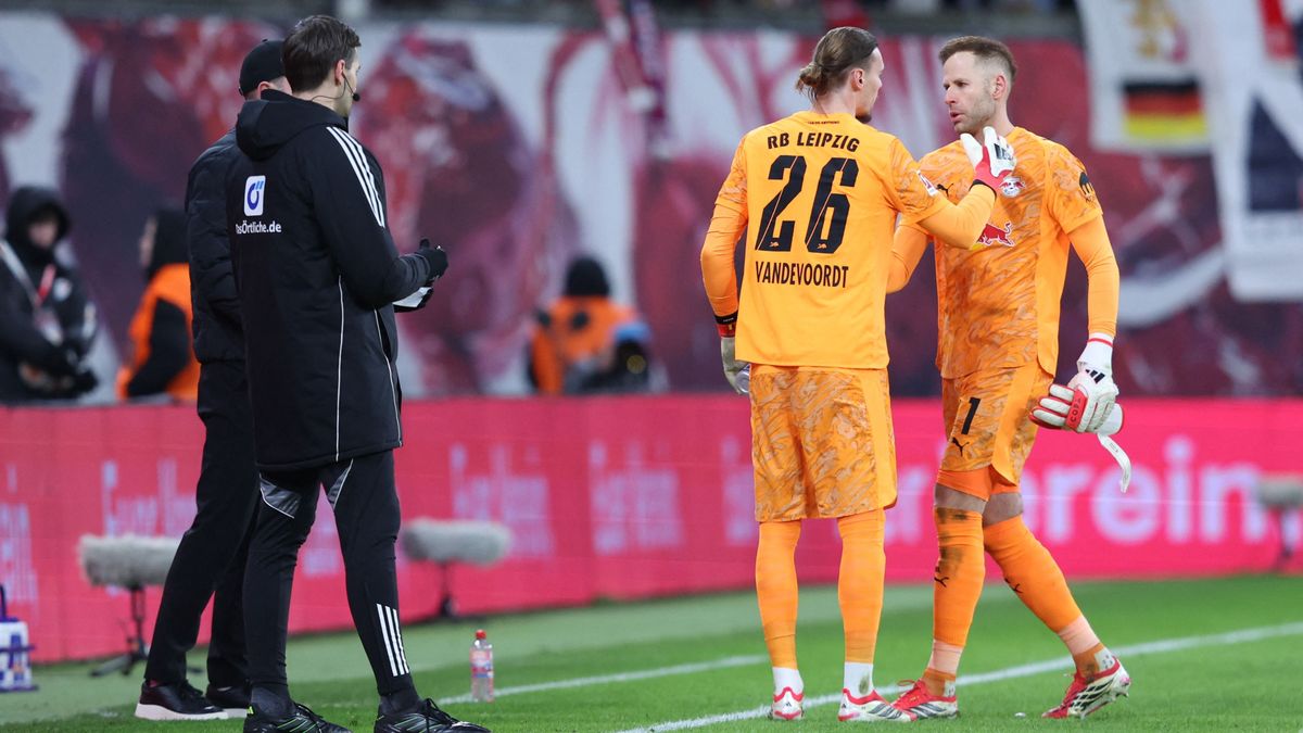 Gulácsi Péter (jobbra) a térdsérülése miatt cserét kért az RB Leipzig Wolfsburg elleni lipcsei Bundesliga-mérkőzésén