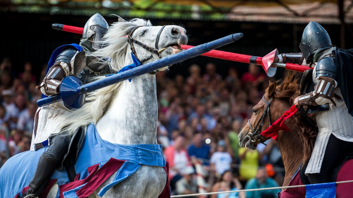 Buzogány csapódott egy gyermek arcába a győri lovagi tornán, mert valamit elfelejtett az előadó + fotó