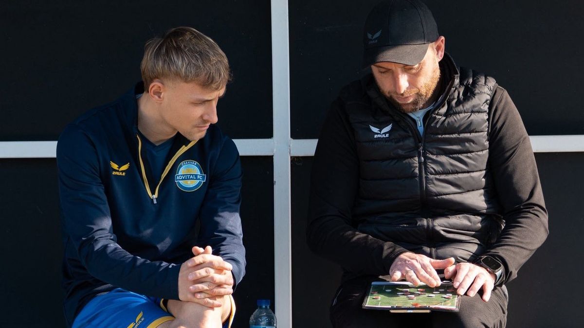 Tóth Balázs (jobbra) igyekszik jól felkészíteni a Csákvár játékosait a Ferencváros ellen 