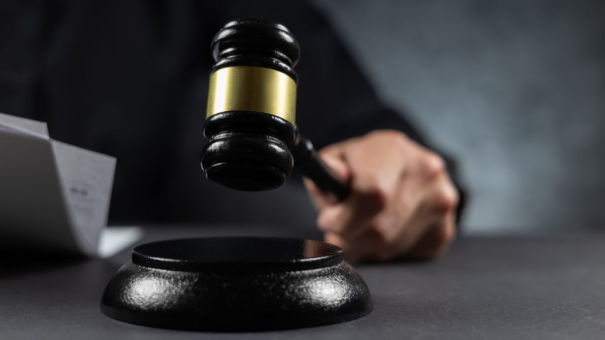 Vádat emeltek a diák ellen, aki pedagógusát és osztálytársát is bántalmazta