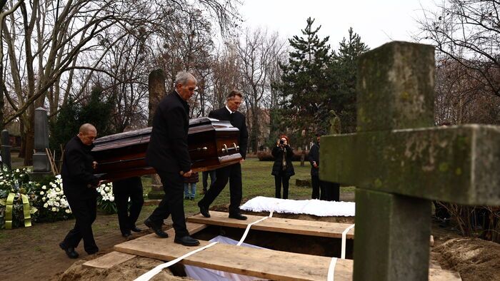 Tarr Béla temetése