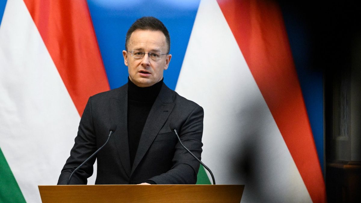 Budapest, 2026. február 6.
Szijjártó Péter külgazdasági és külügyminiszter a Neocore Games Development Kft. kutatás-fejlesztési beruházásának bejelentésén a Külgazdasági és Külügyminisztériumban 2026. február 6-án. A hazai videojáték-fejlesztő cég 4,5 milliárd forintos projektjét a kormány 1,5 milliárd forinttal támogatja, így segítve több új, magas hozzáadott értékű munkahely létrejöttét a fővárosban.
MTI/Bodnár Boglárka