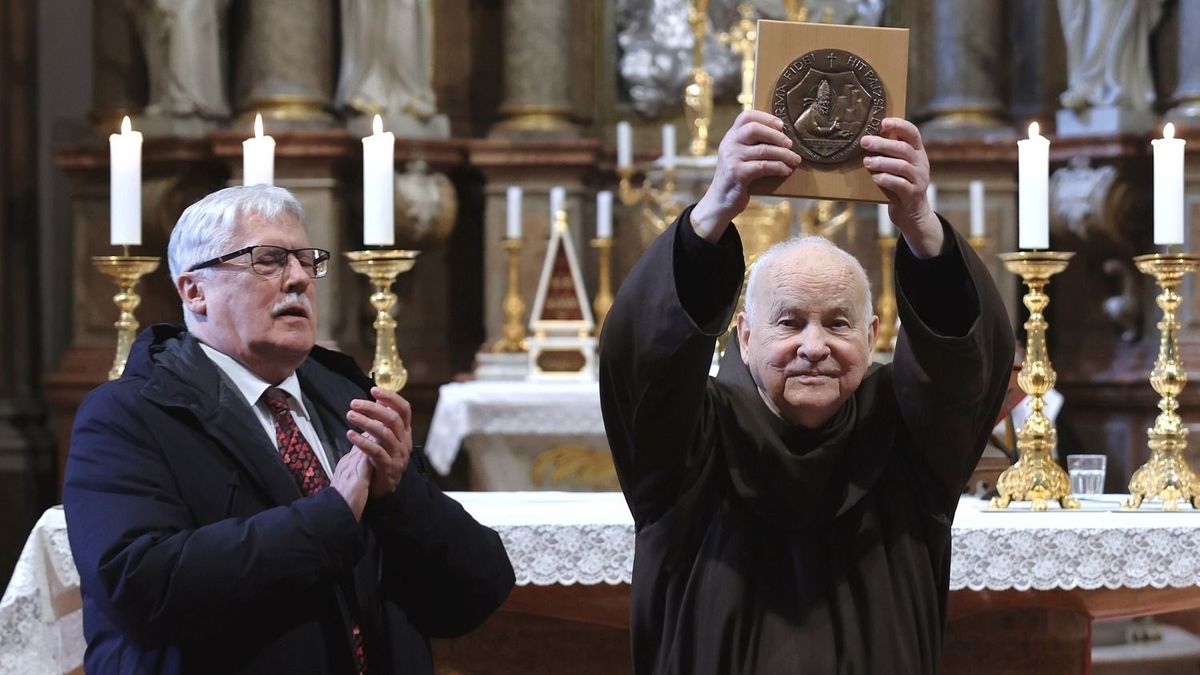 „A bűnt nem lehet mentegetni, de a bűnbánónak meg kell bocsátani” – Interjú a Parma Fidei díjjal kitüntetett Reisz Pál ferences atyával