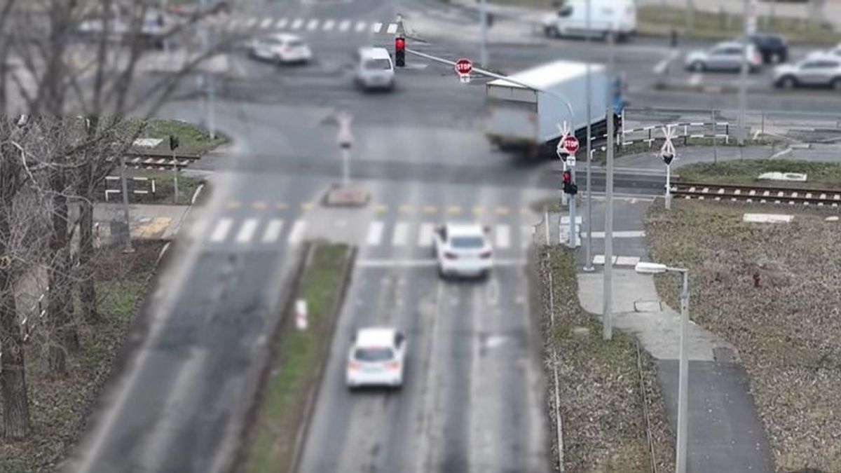 Olyan pofátlanul előzött egy BMW X6-os Debrecenben, hogy a rendőrök is fogták a fejüket + videó