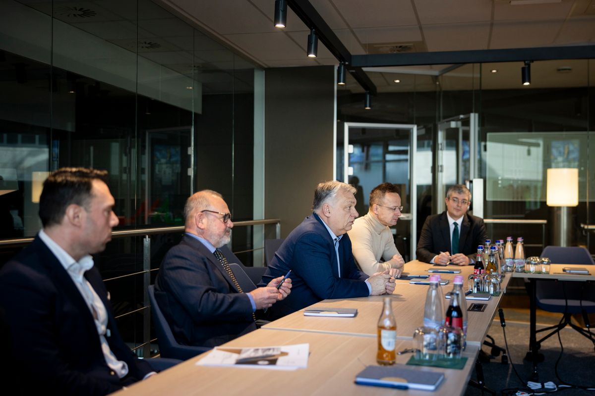 Budapest, 2026. február 22.
A Miniszterelnöki Kommunikációs Főosztály által közreadott képen Orbán Viktor miniszterelnök (b3) az Energiabiztonsági Tanács ülésén Budapesten 2026. február 22-én. A kormányfő mellett Biró Marcell, a miniszterelnök nemzetbiztonsági főtanácsadója (b), Lantos Csaba energiaügyi miniszter (b2) és Szijjártó Péter külgazdasági és külügyminiszter (b4).
MTI/Miniszterelnöki Kommunikációs Főosztály/Fischer Zoltán