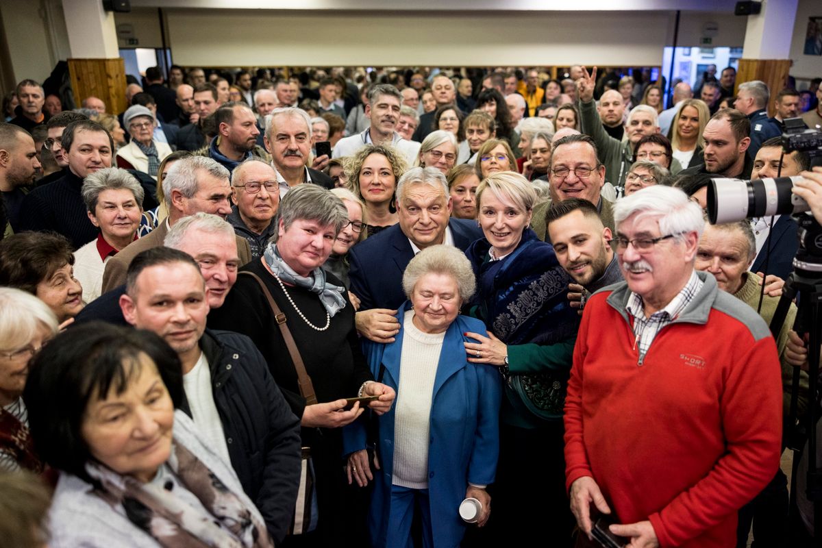 Oroszlány, 2026. február 3.
A Miniszterelnöki Kommunikációs Főosztály által közreadott képen Orbán Viktor miniszterelnök (második sor, k) országjárásán Oroszlányban 2026. február 3-án. A kormányfő mellett Czunyiné Bertalan Judit, a térség fideszes országgyűlési képviselője (második sor, j3). 
MTI/Miniszterelnöki Kommunikációs Főosztály/Kaiser Ákos