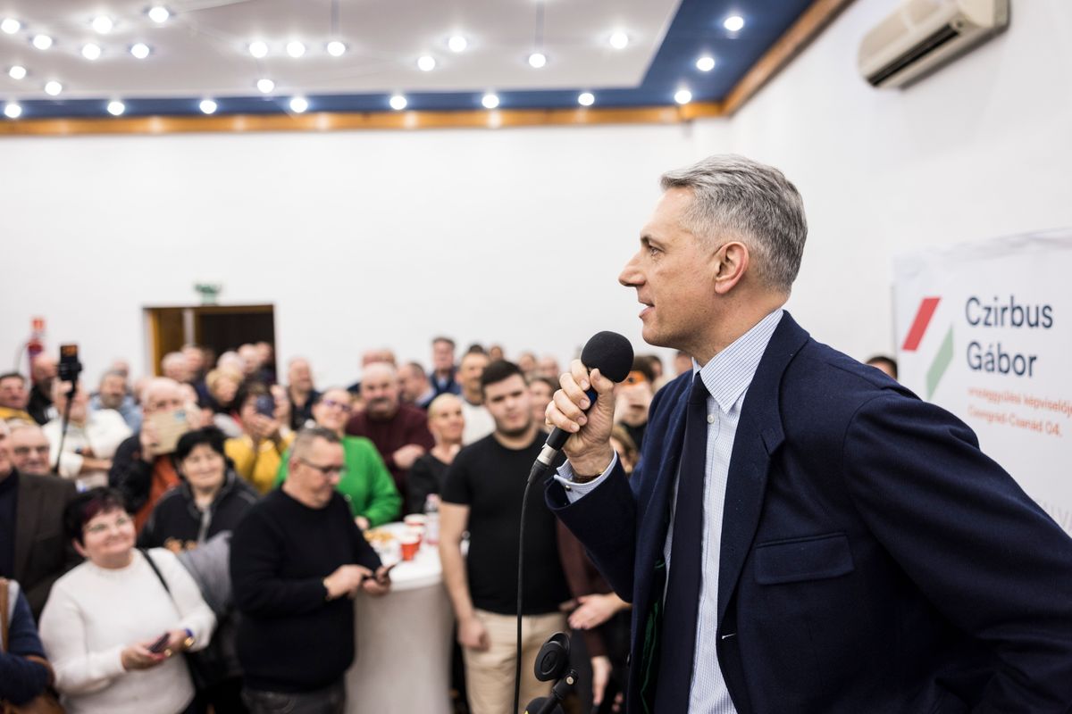 Mártély, 2026. február 2.
A Miniszterelnöki Kommunikációs Főosztály által közreadott képen Lázár János építési és közlekedési miniszter beszédet mond Orbán Viktor miniszterelnök országjárásának mártélyi állomásán 2026. február 2-án. 
MTI/Miniszterelnöki Kommunikációs Főosztály/Kaiser Ákos