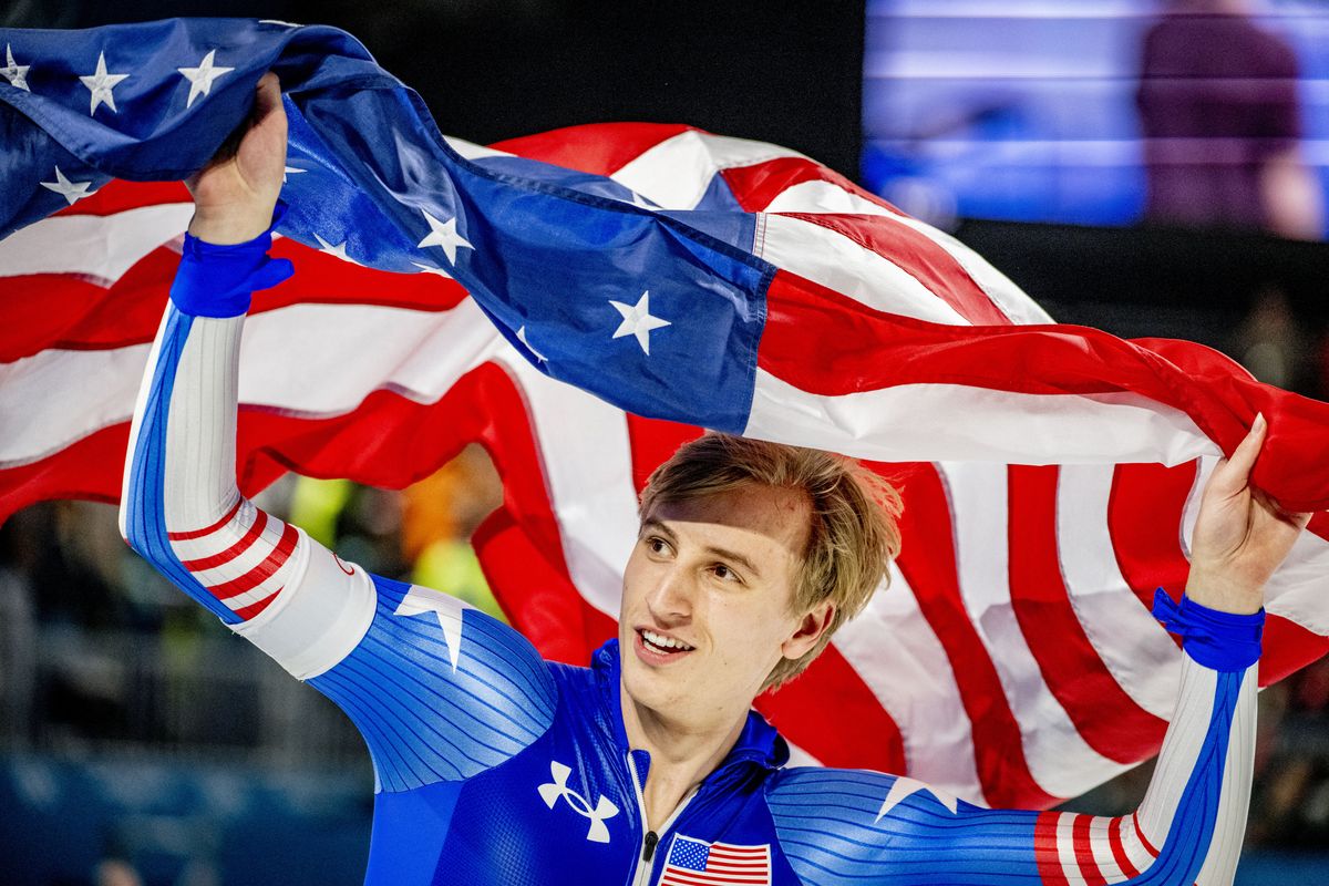 Jordan Stolz a milánói–cortinai téli olimpia egyik nagy sztárja, az 500 és az 1000 méter után a gyorskorcsolya királyszámában is remekelt, ahol a magyar Kim Minseok is indult