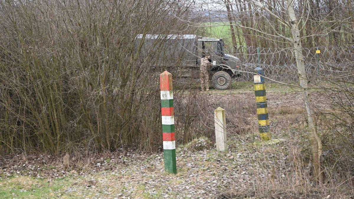 Tilki Attila: Drótkerítéssel tartják vissza a menekülőket a magyar–ukrán határon