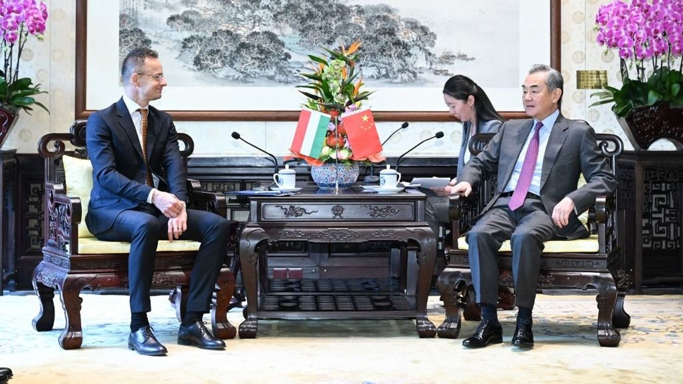 Szijjártó Péter és Wang Yi