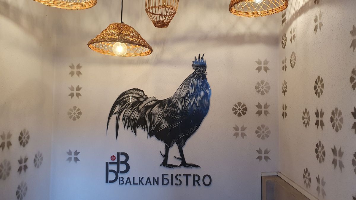 Fősodratú balkáni ételeket kínáló bisztró a temesvári Losonczy téren