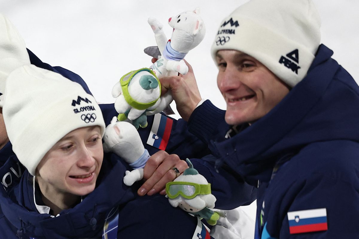 Nika Prevc és Domen Prevc tagja volt a címvédő szlovén síugró vegyes csapatnak, a téli olimpia néhány órával a Wrana testvérek sikere után hozott még egy családi sikert