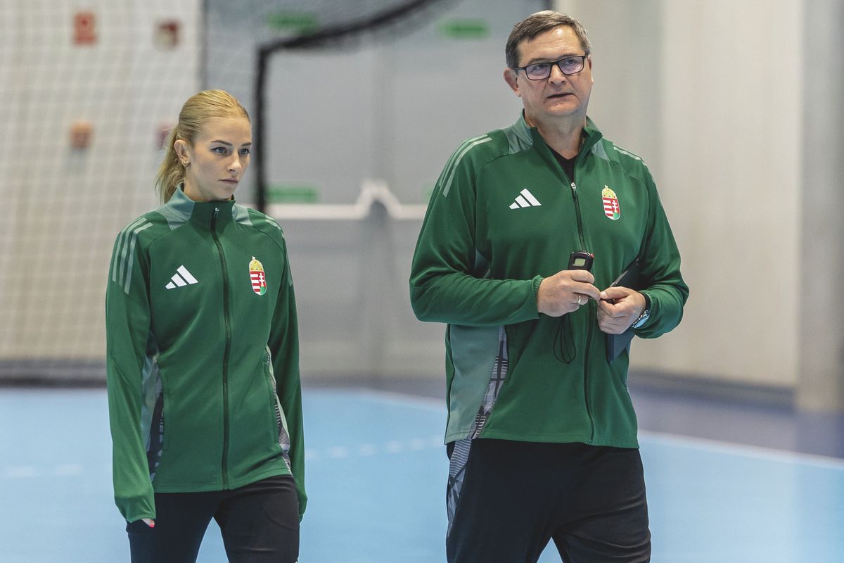 Fodor Csenge és Golovin Vlagyimir egyeztet a magyar női kézilabda-válogatott edzőtáborában a 2025-ös világbajnokság előtt