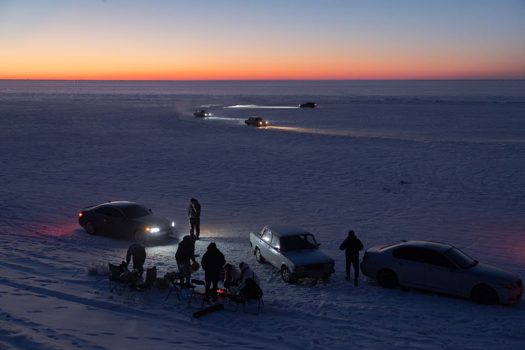 Ukrajna - Emberek gyűlnek össze, hogy szórakozzanak a befagyott Kijevi-víztározón, más néven a Kijevi-tengeren, a fővárosban történt tömeges áram- és fűtési rendszerkiesések idején