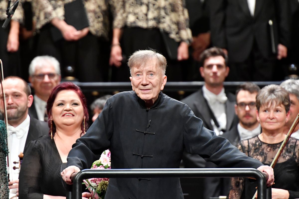 Budapest, 2023. szeptember 3.
Vásáry Tamás Kossuth-díjas zongoraművészt, karmestert ünnepli a közönség a 90. születésnapja alkalmából, a tiszteletére adott hangverseny után a Zeneakadémián 2023. szeptember 3-án. Az eseményen az ünnepelt Beethoven 9. szimfóniáját vezényelte.
MTI/Lakatos Péter