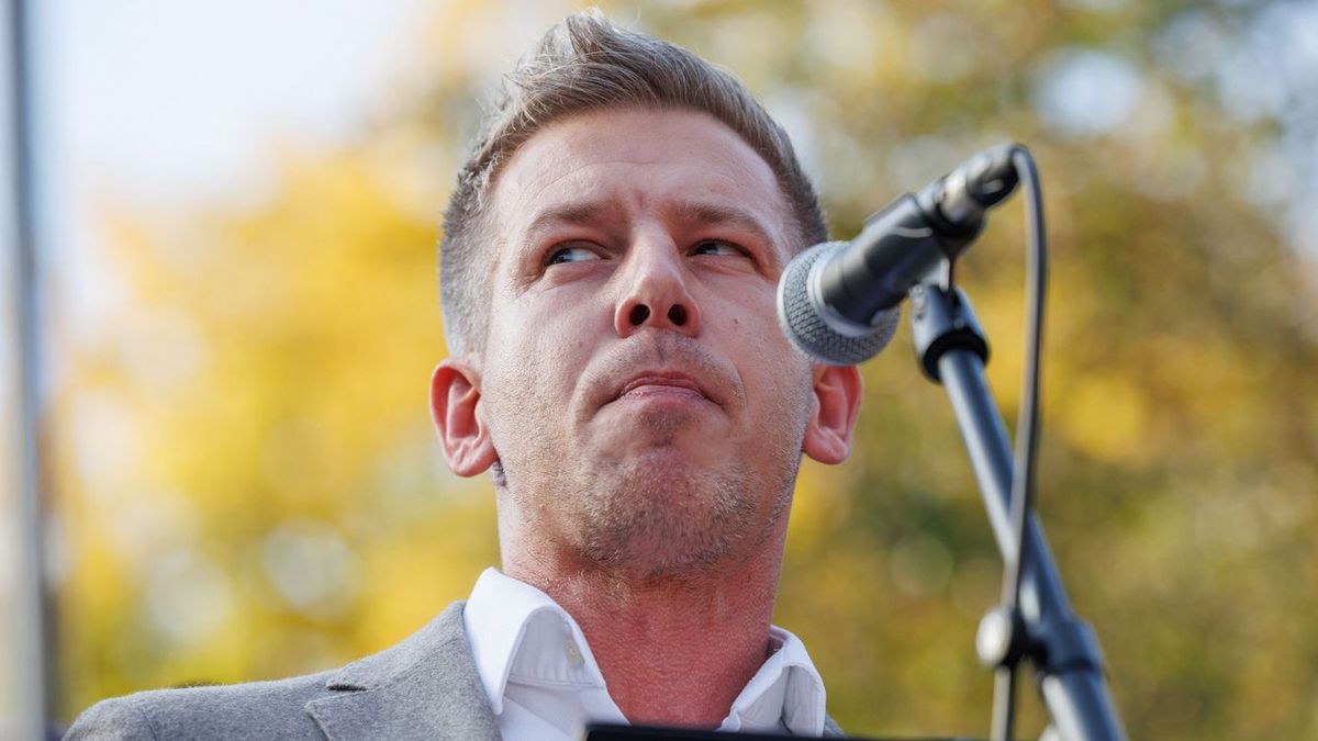 A zsarolt, sakkban tartott ember nem biztonságos