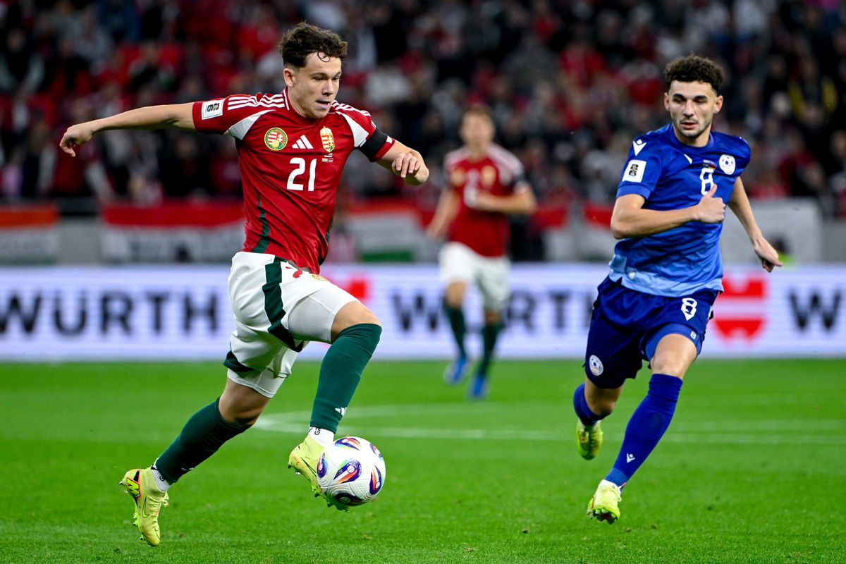 Budapest, 2025. október 11.
Tóth Alex (b) és az örmény Eduard Szpercjan a Magyarország - Örményország labdarúgó világbajnoki selejtező mérkőzésen a Puskás Arénában 2025. október 11-én.
MTI/Purger Tamás