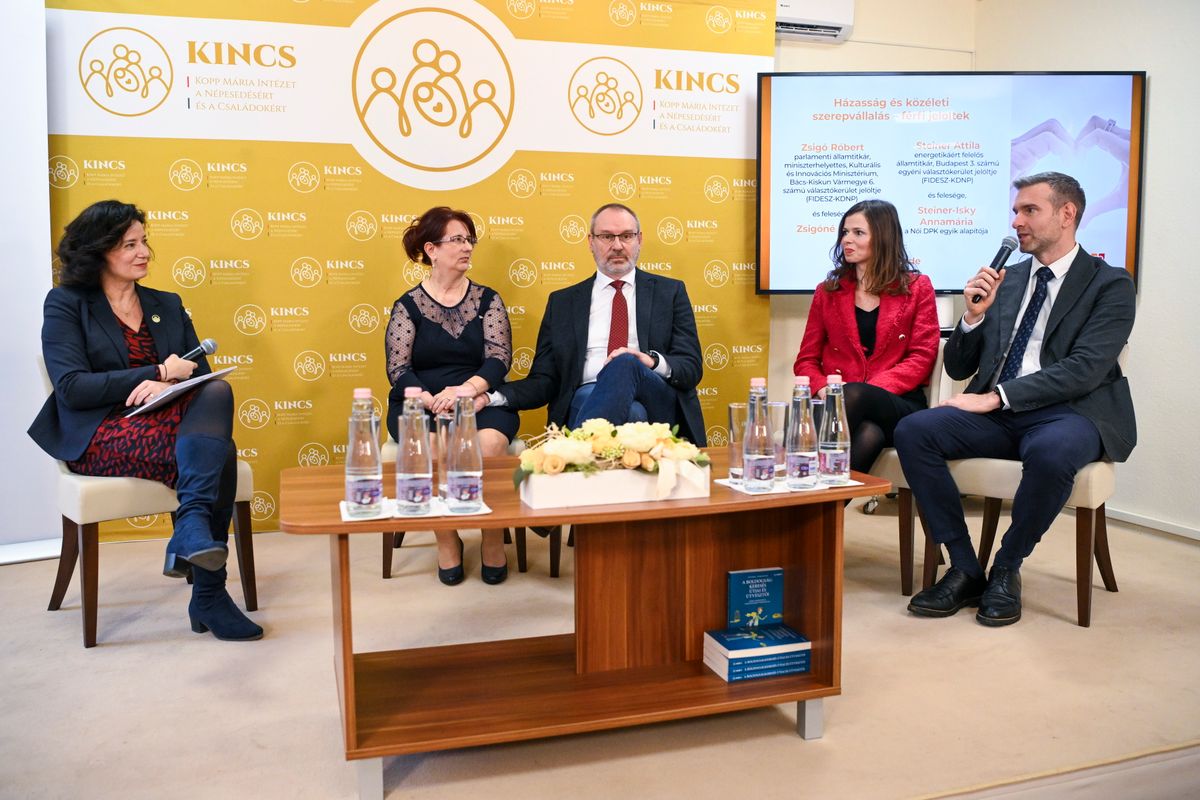 Budapest, 2026. február 9.
Fűrész Tünde, a Kopp Mária Intézet a Népesedésért és a Családokért (KINCS) elnöke (b1), Zsigó Róbert, a Kulturális és Innovációs Minisztérium parlamenti államtitkára (b3) és felesége, Zsigóné Vörös Rózsa (b2), valamint Steiner Attila, az Energiaügyi Minisztérium energetikáért felelős államtitkára (j1) és felesége, Steiner-Isky Annamária, a Női Digitális Polgári Kör (DPK) társalapítója (j2) a Házasság hete alkalmából tartott Házasság és közélet című konferencia pódiumbeszélgetésén a Kopp Mária Intézet a Népesedésért és a Családokért (KINCS) budapesti központjában 2026. február 9-én.
MTI/Purger Tamás