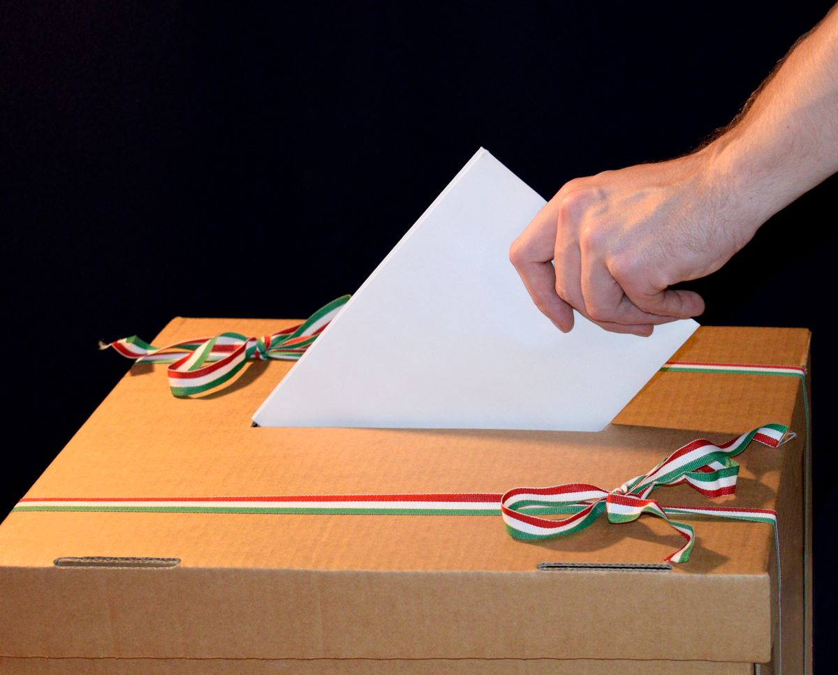 Budapest, 2018. február 19.
Szavazóurna illusztráció kézben tartott borítékkal.
MTVA/Bizományosi: Róka László 
***************************
Kedves Felhasználó!
Ez a fotó nem a Duna Médiaszolgáltató Zrt./MTI által készített és kiadott fényképfelvétel, így harmadik személy által támasztott bárminemű – különösen szerzői jogi, szomszédos jogi és személyiségi jogi – igényért a fotó készítője közvetlenül maga áll helyt, az MTVA felelőssége e körben kizárt.