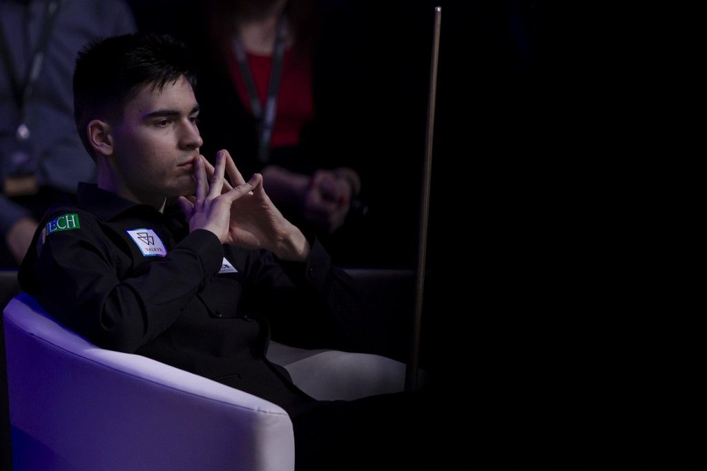 Révész Bulcsú leckét kapott a játékvezetőtől, aki rendre intette őt John Higgins ellen