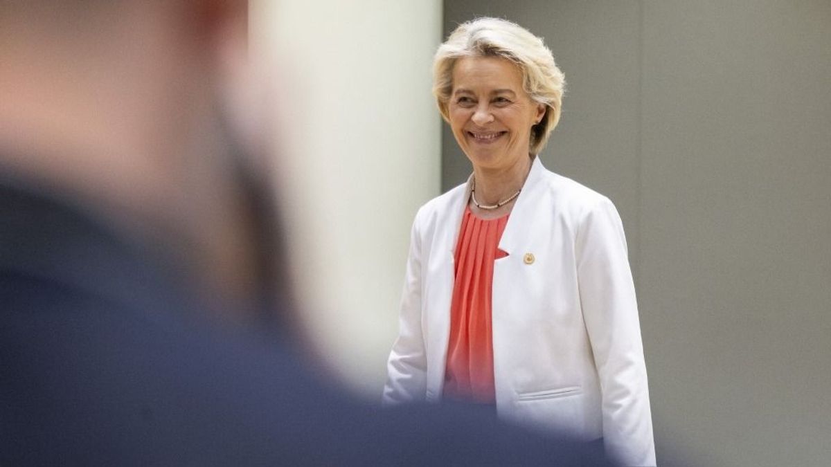 Megszorításokat követel, közben két kézzel szórja a pénzt Brüsszel