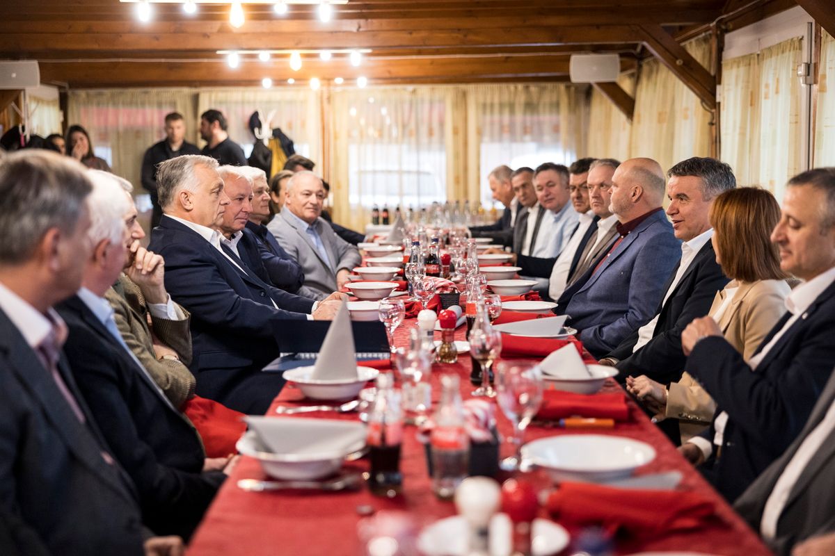 Szedres, 2026. február 9.
A Miniszterelnöki Kommunikációs Főosztály által közreadott képen Orbán Viktor miniszterelnök (b4) Szekszárd térségének polgármestereivel tárgyal Szedresen 2026. február 9-én. A kormányfő mellett Lázár János építési és közlekedési miniszter (b3), szemben Horváth István, a térség fideszes országgyűlési képviselője (j3).
MTI/Miniszterelnöki Kommunikációs Főosztály/Kaiser Ákos