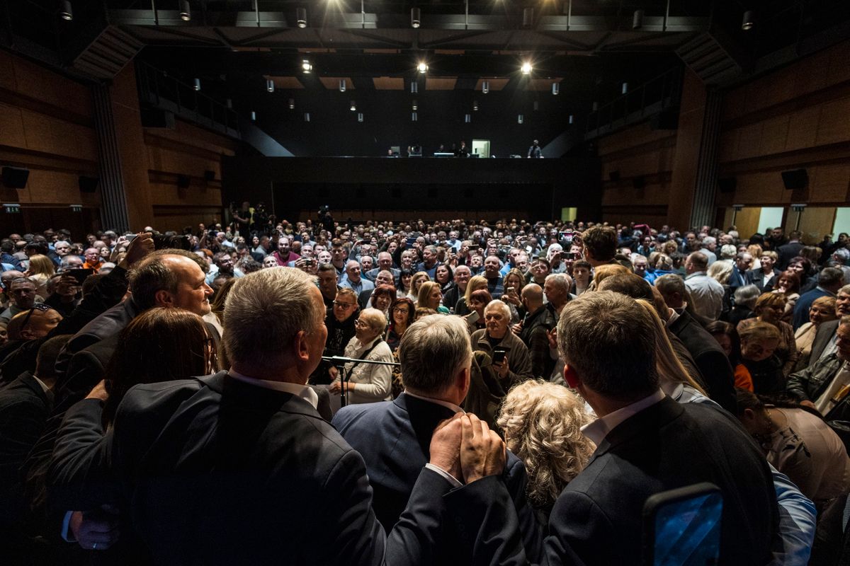 Szekszárd, 2026. február 9.
A Miniszterelnöki Kommunikációs Főosztály által közreadott képen Orbán Viktor miniszterelnök (k, háttal) országjárásának szekszárdi állomásán 2026. február 9-én.
MTI/Miniszterelnöki Kommunikációs Főosztály/Kaiser Ákos