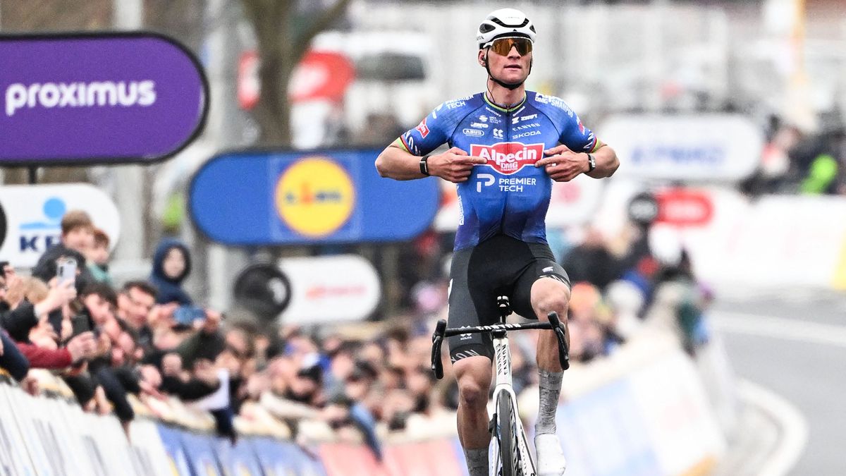 Majdnem áthajtott riválisa fején, így indult meg a győzelem felé a világbajnok + videó