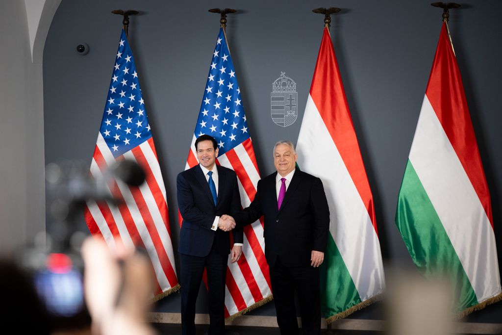 Az amerikai külügyminiszter Budapesten

Szöveg
Budapest, 2026. február 16. A Miniszterelnöki Kommunikációs Főosztály által közreadott képen Orbán Viktor miniszterelnök (j) és Marco Rubio amerikai külügyminiszter (b) a tárgyalásuk után tartott közös sajtót