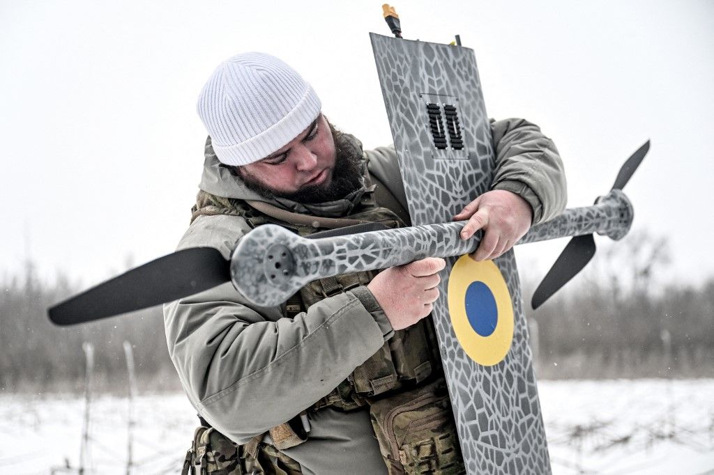 A soldier from a UAS crew of the Striletskyi special forces police battalion of the National Police in the Zaporizhzhia region assembles a Ukrainian GARA drone before a combat mission in the Pokrovsky direction, Donetsk region, Ukraine, on January 23, 2026. (Photo by Dmytro Smolienko/Ukrinform/NurPhoto) NO USE RUSSIA. NO USE BELARUS. (Photo by Dmytro Smolienko / NurPhoto via AFP)