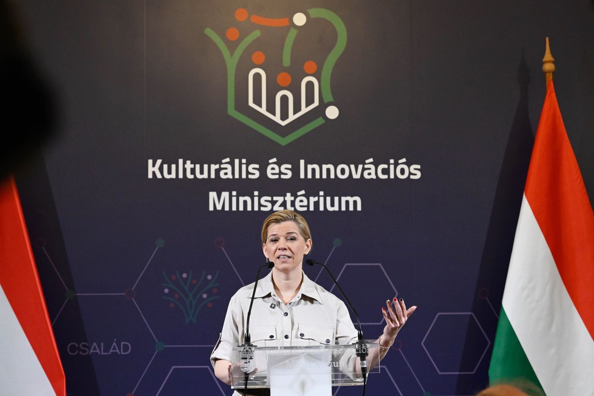 Budapest, 2026. január 14.
Varga-Bajusz Veronika, a Kulturális és Innovációs Minisztérium (KIM) felsőoktatásért, szak- és felnőttképzésért, fiatalokért felelős államtitkára a Köbüki tehetséggondozó tanári ösztöndíjprogramról tartott sajtótájékoztatón a KIM épületében 2026. január 14-én. Idén több mint háromezer pedagógus részesül a Köbüki ösztöndíjban, a nyertes pályázók tíz hónapon át havonta 75 ezer forintot kapnak munkájukért.
MTI/Bruzák Noémi