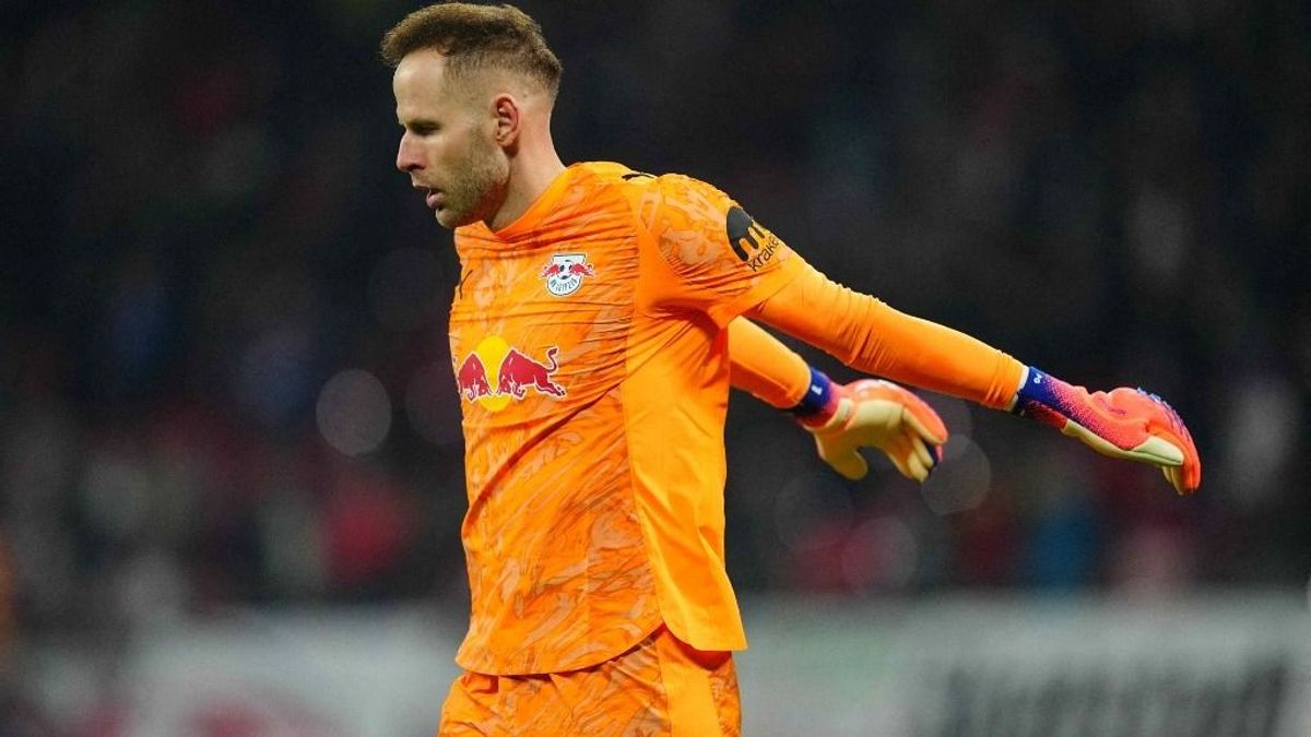 Videón Gulácsi Péter sérülése, amely után a kapus állapotáról kérdezték a lipcsei edzőt