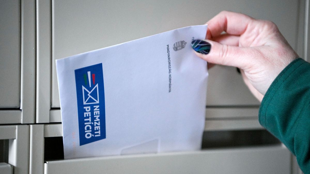 A Nemzeti Petíció kérdőíveit kézbesíti egy postás egy fővárosi társasházban 2026. január 29-én. A mintegy 7,6 millió küldemény kézbesítése országszerte nagyságrendileg öt hetet vesz igénybe, azaz március 4-ig mindenki megkapja a Nemzeti Petíciót. A kérdőíven az orosz-ukrán háború további finanszírozásáról, az ukrán állam működésének a következő 10 évben történő finanszírozásáról és a rezsiárak háború miatti emeléséről lehet véleményt nyilvánítani.
MTI/Purger Tamás