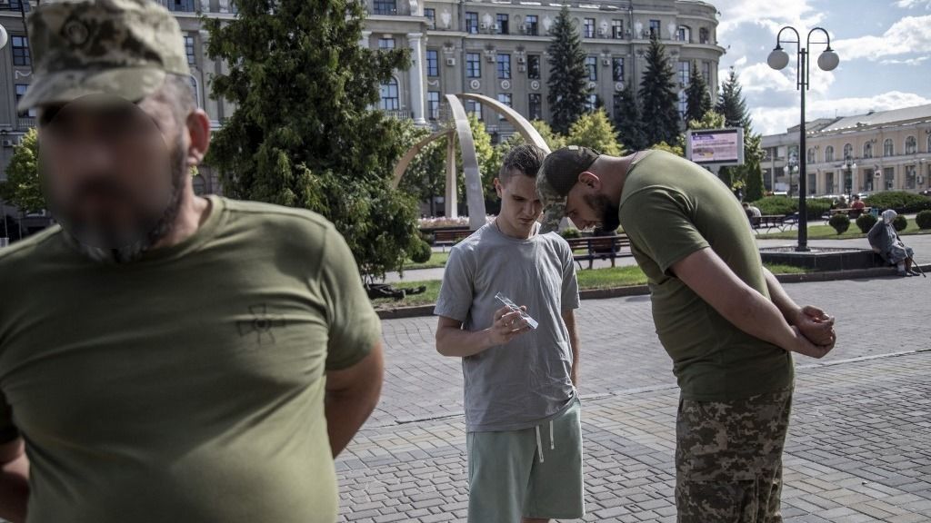 Kemény mindennapok Ukrajnában. A sorozók bárhol lecsaphatnak (Fotó: AFP)