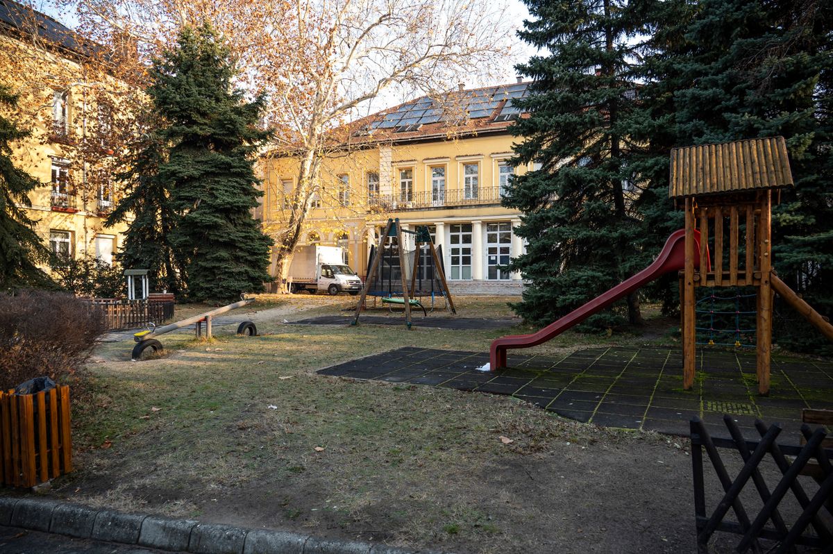 Budapest, 2024. november 25.
A Bethesda Gyermekkórház belgyógyászati osztálya 2024. november 25-én. A kórház Magyarországon egyedülálló kórházi kezdeményezésként elindítja a Sétálj a dokiddal!! elnevezésű programot, amelynek részeként a kórházban dolgozó orvosokkal és szakdolgozókkal lehet együtt mozogni. A sétáknak a Liget projekt részeként megújult Városliget ad helyszínt.
MTI/Szigetváry Zsolt