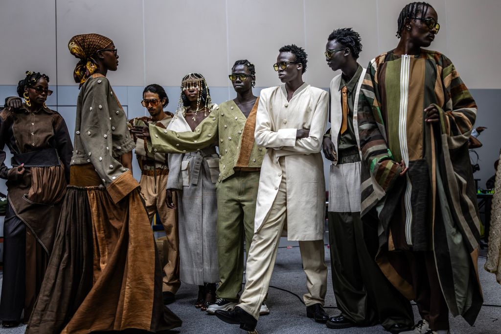 Kenya - Modellek vonulnak végig a Nairobi Divathét kifutóján