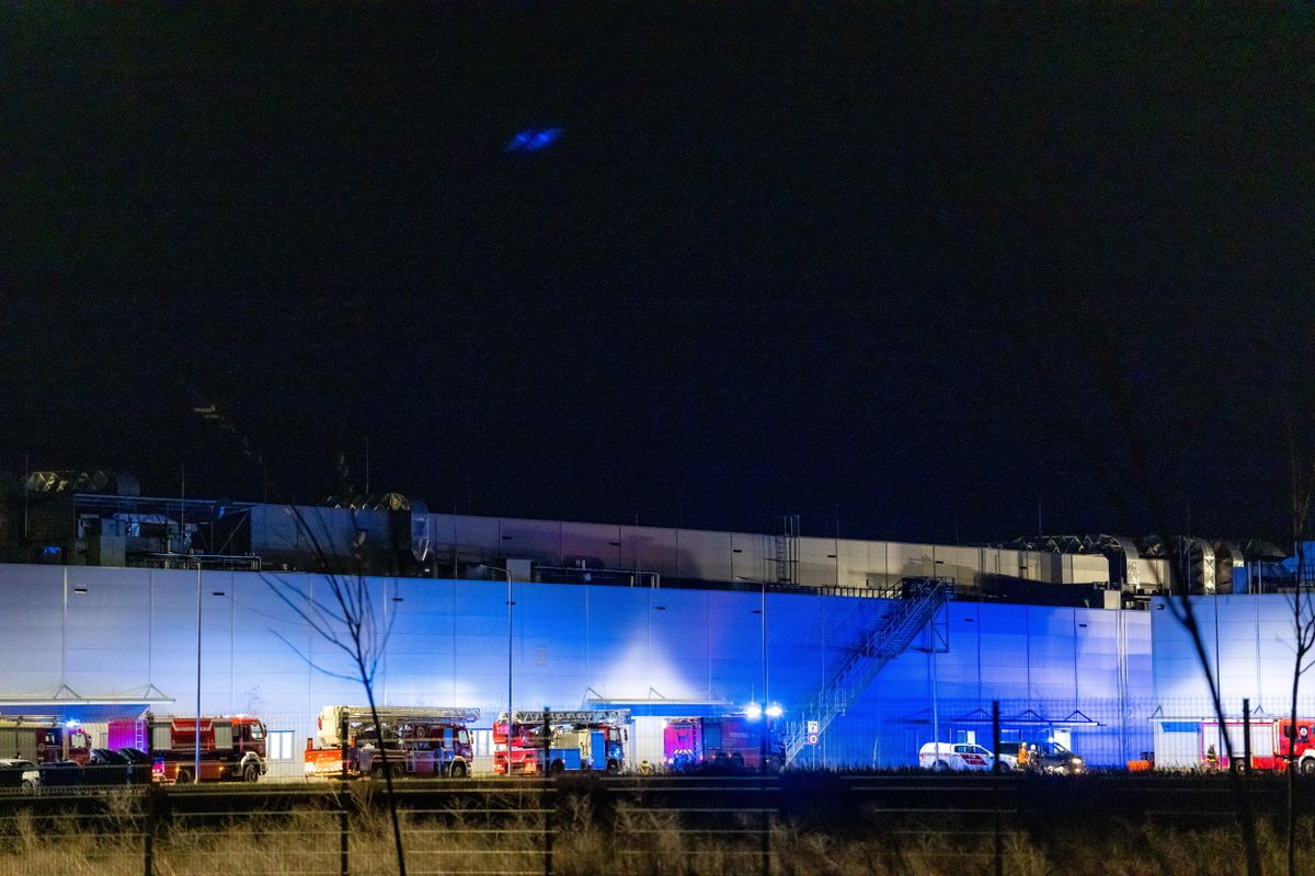 Debrecen, 2026. február 18.
Tűzoltók az akkumulátoralkatrészeket gyártó Semcorp debreceni üzeménél 2026. február 18-án, miután beindult a gyár oltórendszere. Az üzemben ötvenhatan dolgoztak, valamennyien elhagyták a munkaterületet. A tűzoltóknak nem kellett beavatkozniuk.
MTI/Derencsényi István