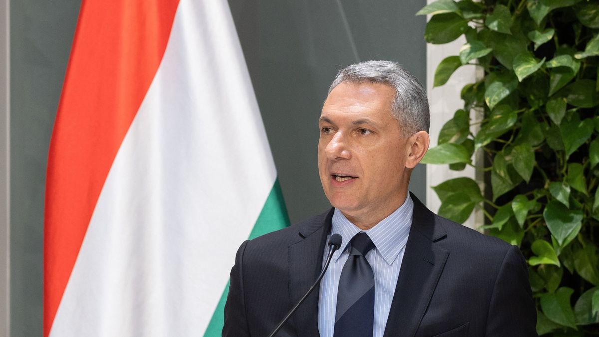 Tiszta vizet önt a pohárba Lázár János + videó