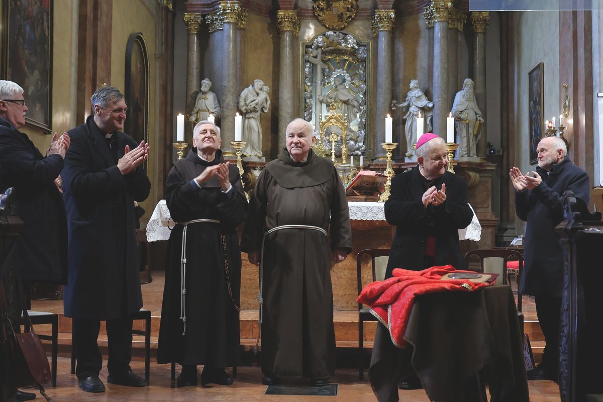 Hit pajzsa díj átadása Belvárosi Ferences templom A 2026. év kitüntetettje:
Reisz Péter Pál OFM, az esztergomi ferences gimnázium egykori tanára, igazgatója