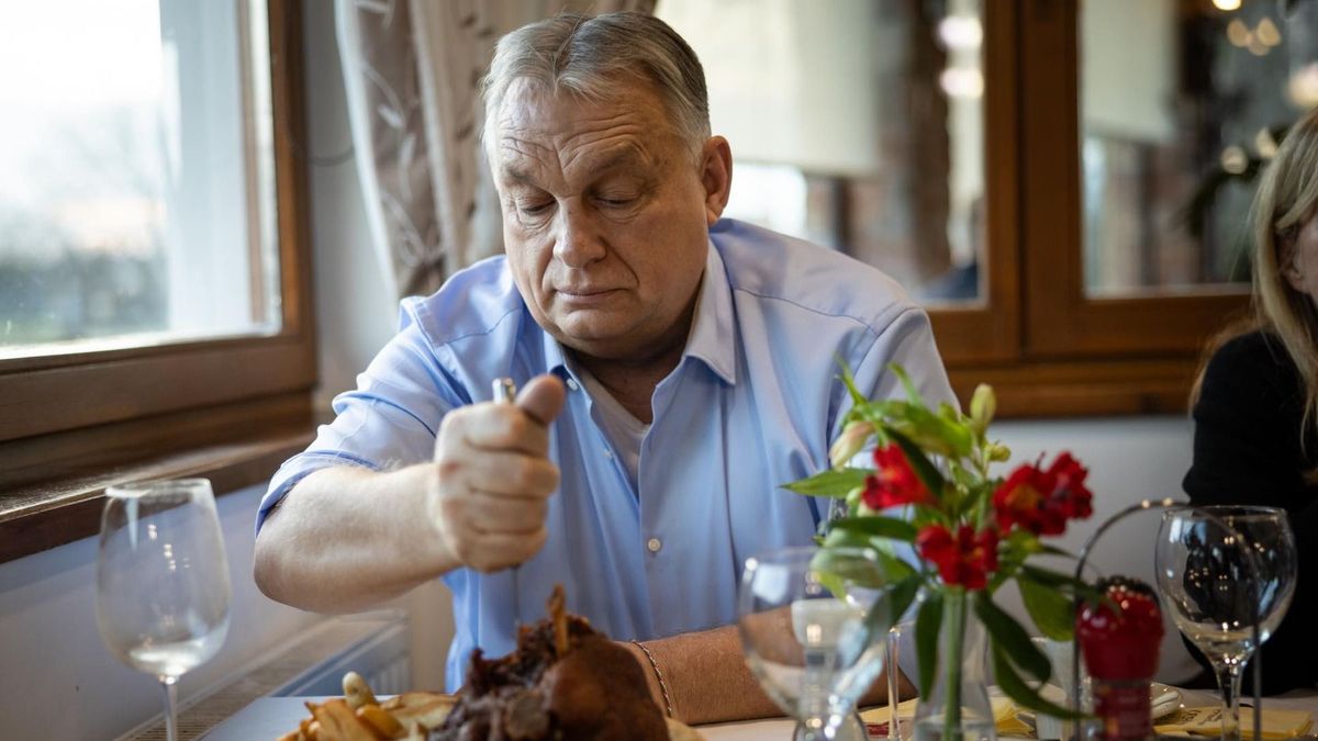 Kései ebéd a Rábaközben: Orbán Viktor csülköt evett Vitnyéden