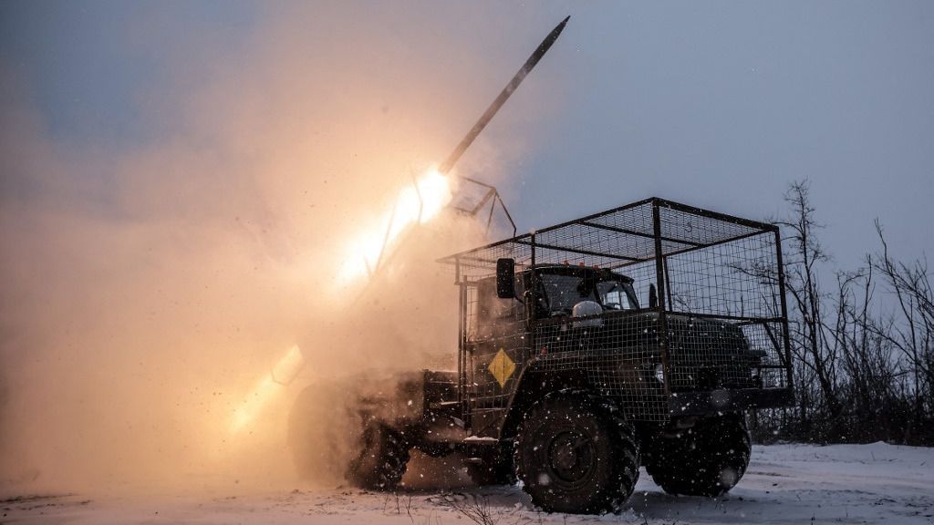 Ukrán katonák lőnek egy MRLS BM-21 „Grad” rakétával az orosz állások felé – képünk illusztráció