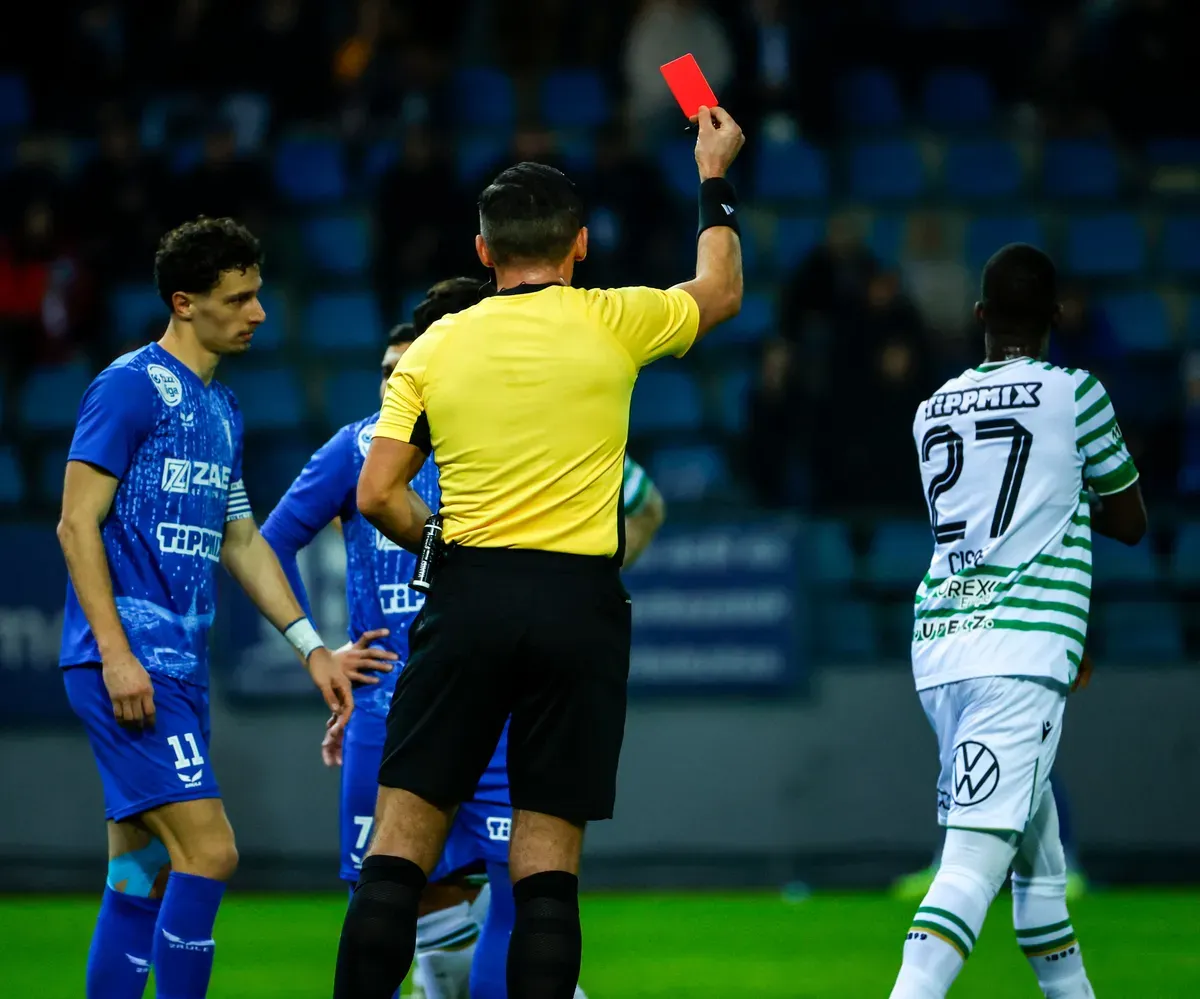 Ibrahim Cissé már az első félidőben piros lapot kapott a ZTE–FTC mérkőzésen, a Fradi végül ki is kapott