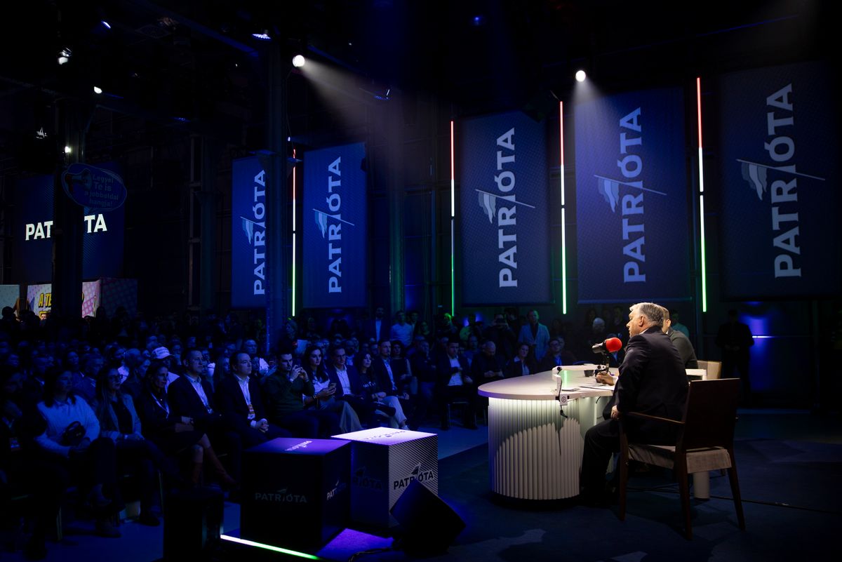 A Miniszterelnöki Kommunikációs Főosztály által közreadott képen Orbán Viktor miniszterelnök (j2) a Megafon Klub elnevezésű rendezvényen Budapesten 2026. február 25-én. A kormányfő mellett Bohár Dániel riporter (takarásban j) (Fotó: MTI/Miniszterelnöki Kommunikációs Főosztály/Fischer Zoltán)