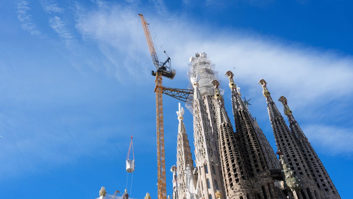 Felkerült a kereszt a Sagrada Familia tetejére + videó